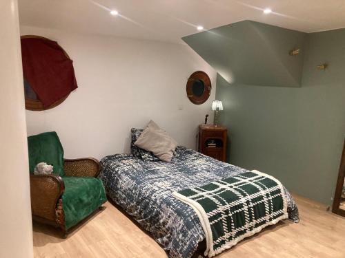 una camera con letto e sedia verde di Péniche logement d'exception sur la Seine Spécial JEUX OLYMPIQUES a LʼÎle-Saint-Denis
