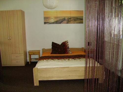 Un dormitorio con una cama con almohadas. en Allsaitig Klang- und Seminarzentrum Selb en Selb