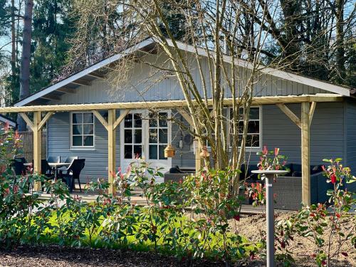 祖騰達爾的住宿－Chalet Sint-Hubertus Du Bois，花园内带桌椅的小屋