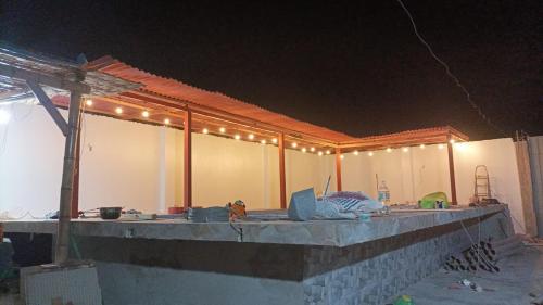 una casa en construcción por la noche con luces encendidas en H, en Barranca