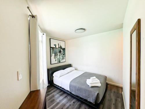 Een bed of bedden in een kamer bij Cozy Studio Retreat with Shared Pool