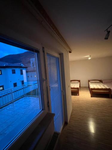 Cette chambre dispose d'un balcon avec une grande fenêtre. dans l'établissement Vacation Home MEŠIĆ, à Sarajevo