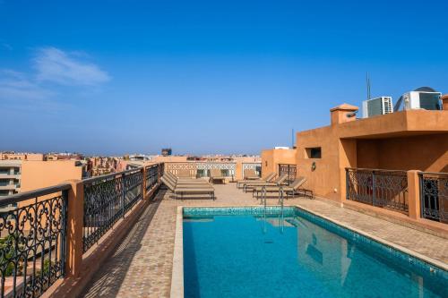 een zwembad op het dak van een gebouw bij TOP APPARTEMENT GUELIZ in Marrakesh