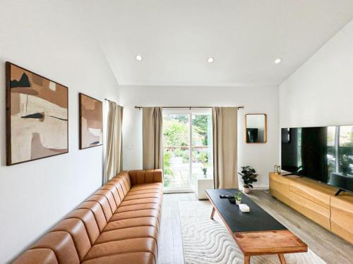 sala de estar con sofá y TV en Bright 1-BR with Spacious Outdoor Living Area en Glendale