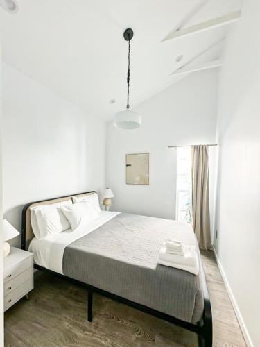 Habitación blanca con cama y ventana en Bright 1-BR with Spacious Outdoor Living Area, en Glendale