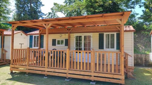 een afgeschermde veranda in een tiny house bij Camping Village Il Poggetto in Troghi