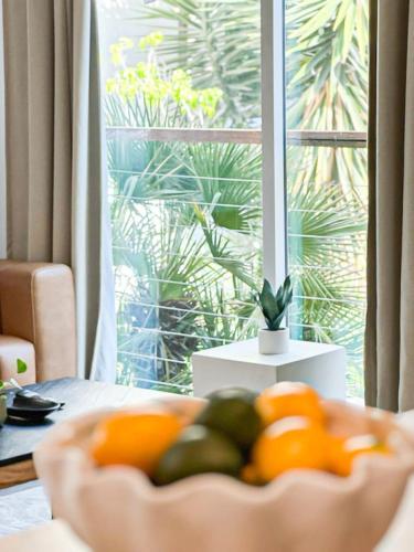 un bol de fruta en una mesa frente a una ventana en Bright 1-BR with Spacious Outdoor Living Area en Glendale