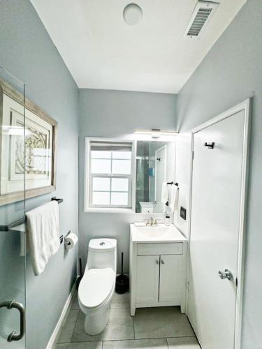 Bathroom sa Spacious 2 BR Getaway in a Lively Neighborhood