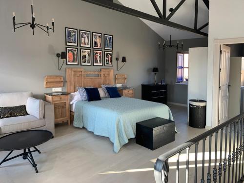 um quarto com uma cama e uma cadeira em Via Avis em Santa Catalina de Somoza