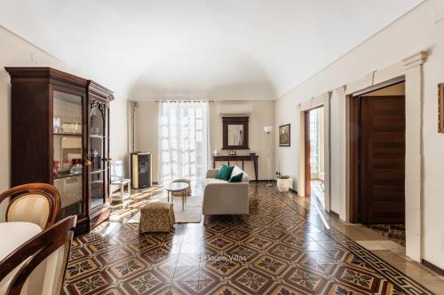 sala de estar con sofá y mesa en House & Villas - Casa di Lucia en Noto