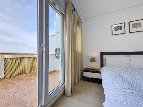 una camera con letto e porta scorrevole in vetro di La Torre Golf Resort - 2910 a Roldán