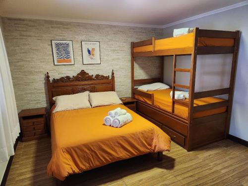 a bedroom with two bunk beds and a ladder at Casa Feliz no Jardim Itaipava, 7 quartos, conforto in Itaipava