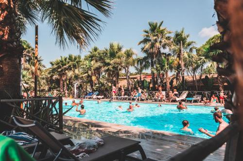 un grupo de personas en la piscina de un complejo en Toison D'or en Saint-Tropez