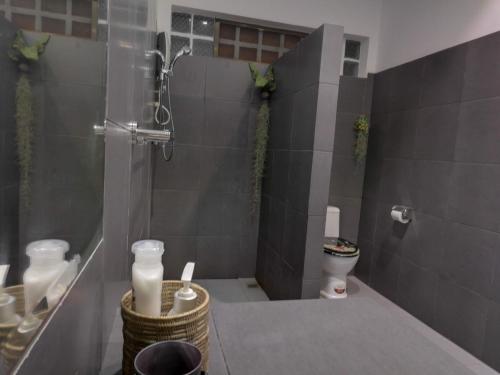 白馬省的住宿－Villa 'The Blue House' - Qbungalows，浴室配有淋浴和卫生间。