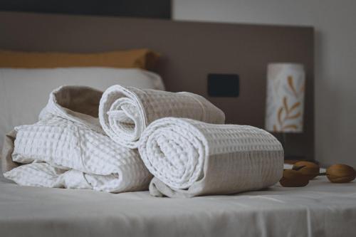 a pile of towels on top of a bed at Moniga Resort in Moniga