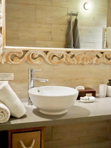 Bilik mandi di Le Jas de Joucas Hôtel-Restaurant