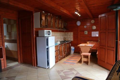 una cucina con un frigorifero bianco e un tavolo di Casa Sóhegy Praid a Praid