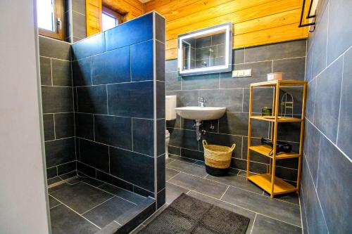 een badkamer met een wastafel en een douche bij Exklusive Moselidylle: Fewo mit traumhaftem Staustufenblick, Netflix, Terrasse in Neef