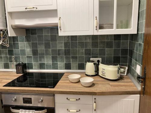 a kitchen counter with two toasters and a toaster at Apartamento Robledo de Chavela Plaza 1A in Robledo de Chavela