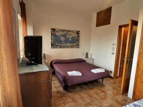 ファルコナーラ・マリッティマにあるCleo Magnoliaの小さなベッドルーム(ベッド1台、テレビ付)