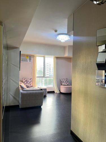 Postel nebo postele na pokoji v ubytování Huge 2BR Condo in IT Park Cebu