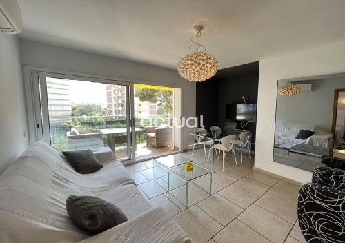 een slaapkamer met een bed en een woonkamer met een tafel bij VENETO 3-1 in Platja  d'Aro