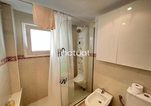 een kleine badkamer met een douche en een toilet bij VENETO 3-1 in Platja  d'Aro