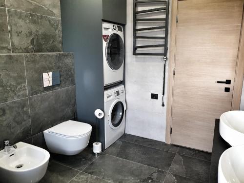 łazienka z pralką, pralką i suszarką w obiekcie Luxury Home in Vilnius w Wilnie