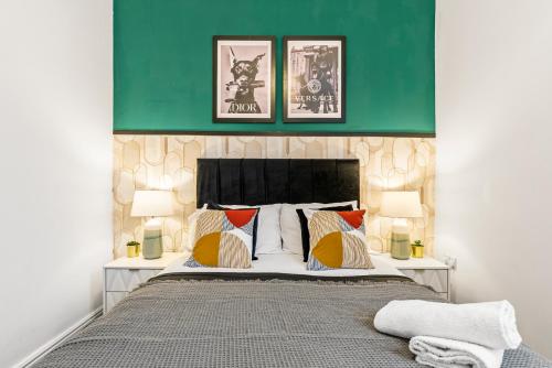 um quarto com uma cama com uma parede verde em Spacious and Stylish House - Sleeps 12 em Sheffield