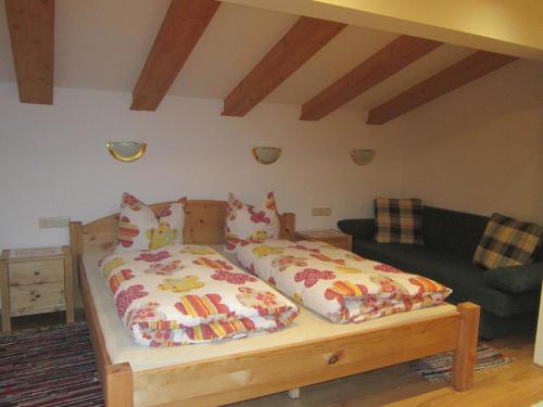 1 dormitorio con 2 camas y sofá en Ferienwohnung Sporer, en Hippach