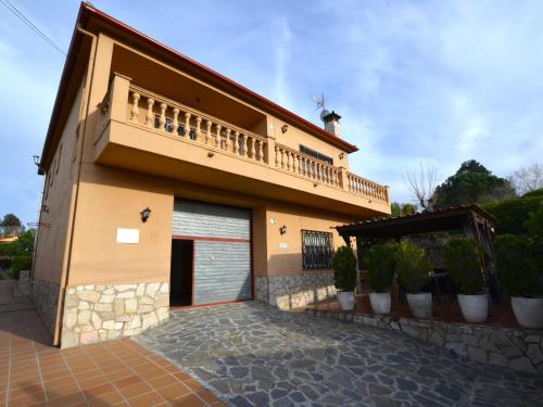 een groot huis met een garage en een balkon bij Villa Pelican 8 people 8 kms LLoret de mar in Maçanet de la Selva