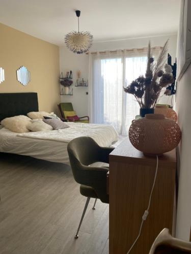 una camera con letto e scrivania con sedia di 1,2,3 soleil a Porticcio