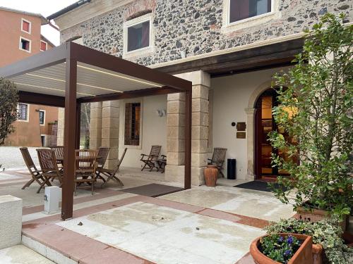een patio met een houten pergola bij Ca' Masieri Hotel in Trissino