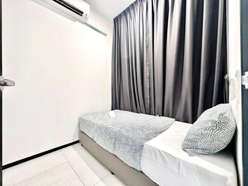 a small room with a bed and a curtain at New Urban Suite Majestics 3BR Homestay at Georgetown BY URBAN STAYCATION HENG LOD in Jelutong