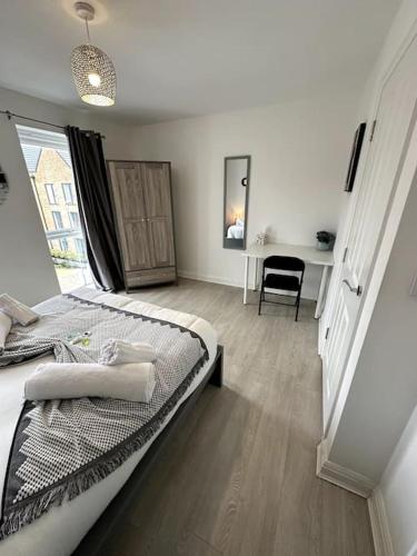 a bedroom with a bed and a desk in it at Birmingham Bliss Central 5-Bed Escape in Birmingham