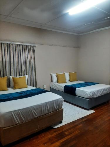 2 camas en una habitación con en triple S guest house, en Ciudad del Cabo