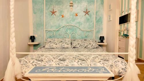 una camera con letto con struttura bianca di B&B La Casa in Centro ad Ancona