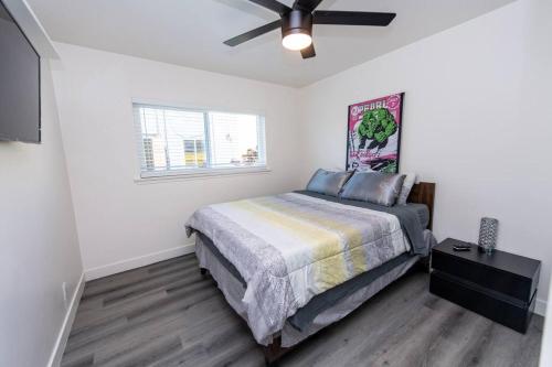 sypialnia z łóżkiem i wentylatorem sufitowym w obiekcie Urban Classic! 2BR with rooftop in heart of SD w mieście San Diego