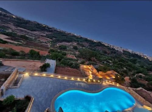 Вид на басейн у Lovely home with beautiful view with communal pool by 360 Estates або поблизу