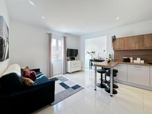 une cuisine et un salon avec un canapé et une table dans l'établissement Tivoli 4 - Renovated 2 bedrooms appartment, Monaco Border, 5mn from Casino Monte Carlo, à Beausoleil