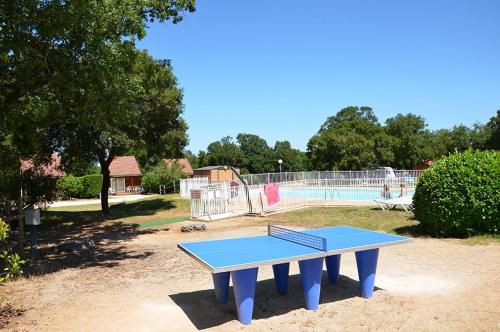 - une table de ping-pong bleue dans un parc dans l'établissement Camping Le Roc, à Rocamadour