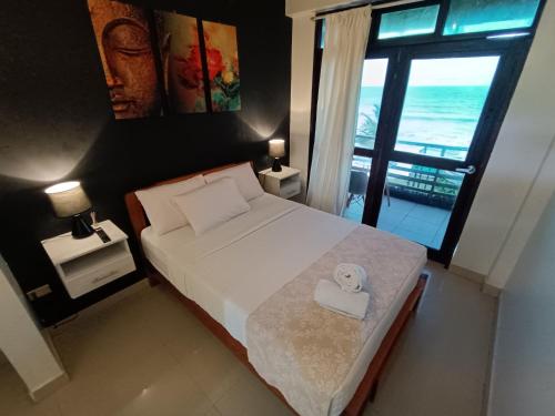 1 dormitorio con cama y vistas al océano en Avanti Zorritos, en Bocapán