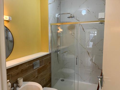 y baño con ducha con cabina de ducha de cristal. en 2 Bedroom apartment Park Lodge en Enniscorthy