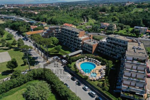vista aerea su un condominio con piscina di Suites Marilia Apartments Pool Side - Suite Livorno Holiday Home Group a Livorno