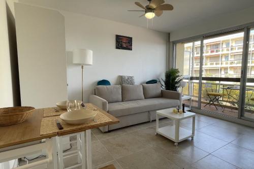 un salon avec un canapé et une table dans l'établissement Studio avec terrasse vue mer proche centre ville, à Sainte-Maxime