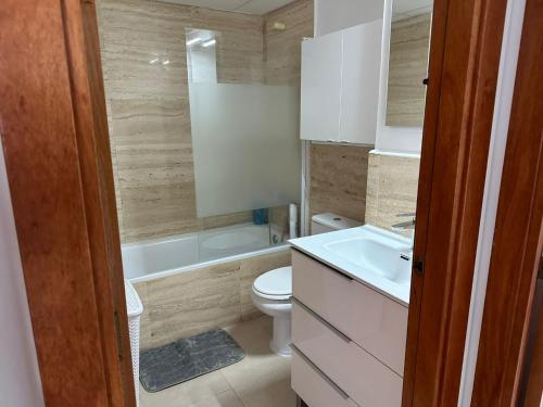 La petite salle de bains est pourvue de toilettes et d'un lavabo. dans l'établissement Vista, à Miami Platja