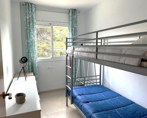 - une chambre avec 2 lits superposés et une fenêtre dans l'établissement Vista, à Miami Platja