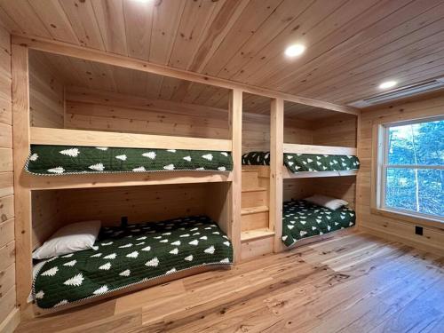 Habitación con 3 literas en una cabaña en Redwood - Lakeside Cabin, en Bradford