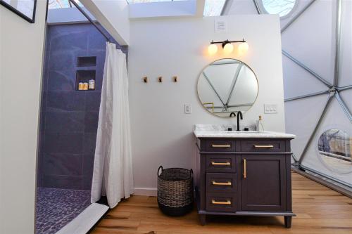 y baño con lavabo y ducha con espejo. en Tranquility Luxe Dome - Hot Tub & Luxury Amenities en Swiss