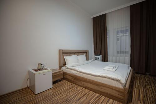 Postel nebo postele na pokoji v ubytování Hotel Denis